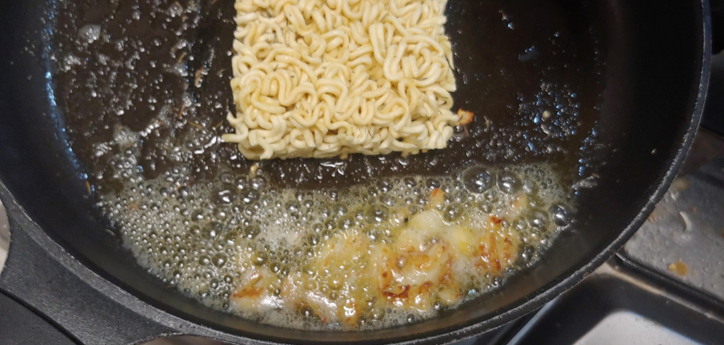 버터랑 마늘을 같이 면에 뿌려주며 아로제할때, 면이 버터를 많이 흡수해갑니다.