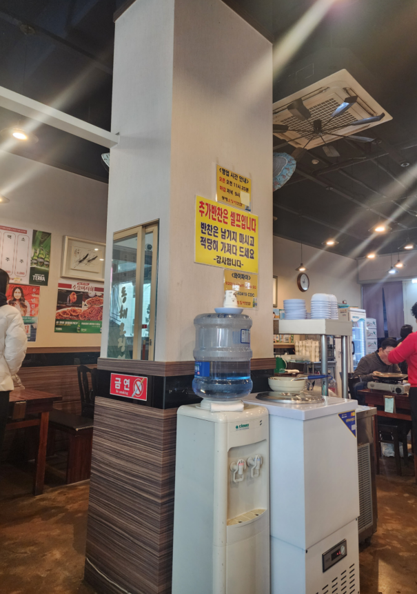 물과 식기, 반찬을 이용할 수 있는 셀프바 공간 전경
