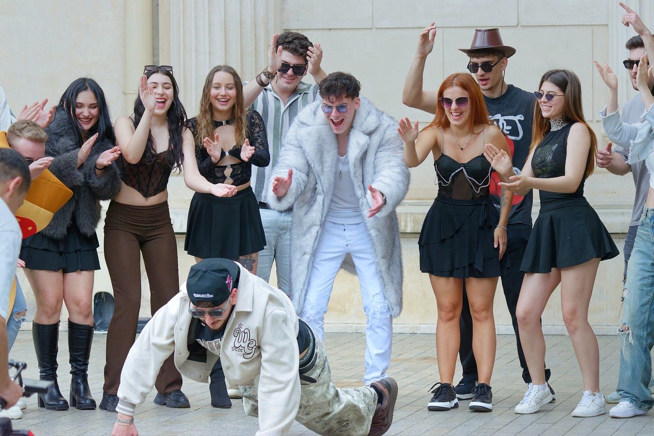 SM vs 하이브 아이돌 두 기획사의 트레이닝, 콘셉트, 글로벌 전략을 알아보자 관련 사진