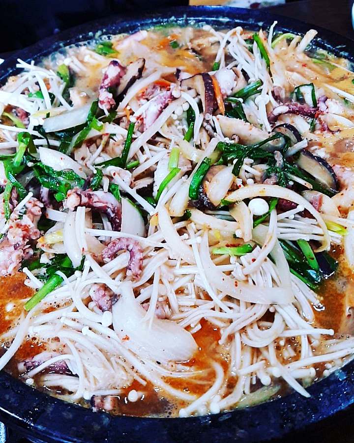토요일은 밥이좋아 예산 덕산 온천 낙지 전골 맛집 50년 내공 낙지볶음 활낙지 낙지버섯전골 예산10미 현지인 추천 토밥 좋아 방송정보