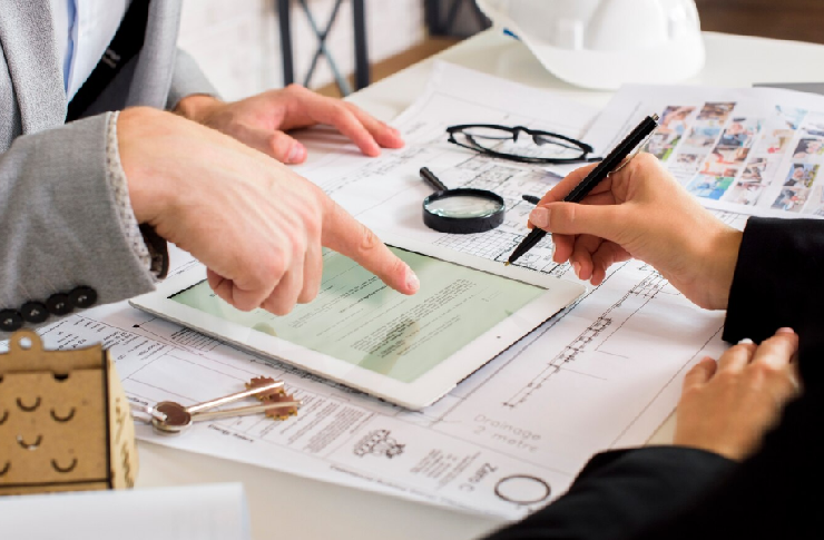 서류를 작성하는 사람들