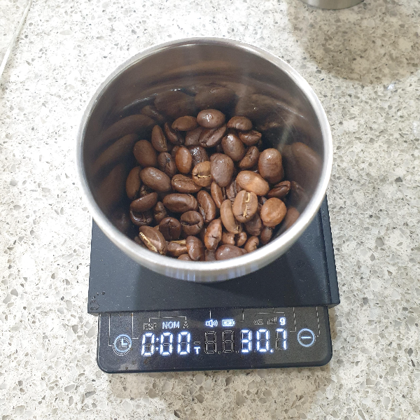 하리오 V60을 사용한 핸드 드립 2인분 레시피_저울 위에 컵에 담긴 원두_저울이 30g을 가르키고 있다.