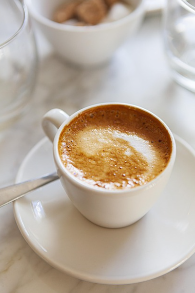 따뜻한 커피에 버터 한 조각