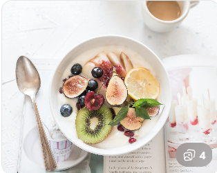간단한 식사와 차 한잔으로 하루의 건강루틴을 상징하는 사진