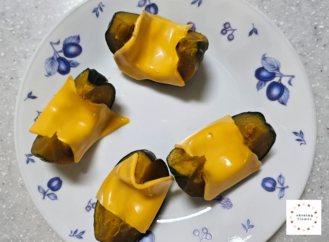 단호박치즈찜-익힌 단호박 위에 체다치즈 녹임