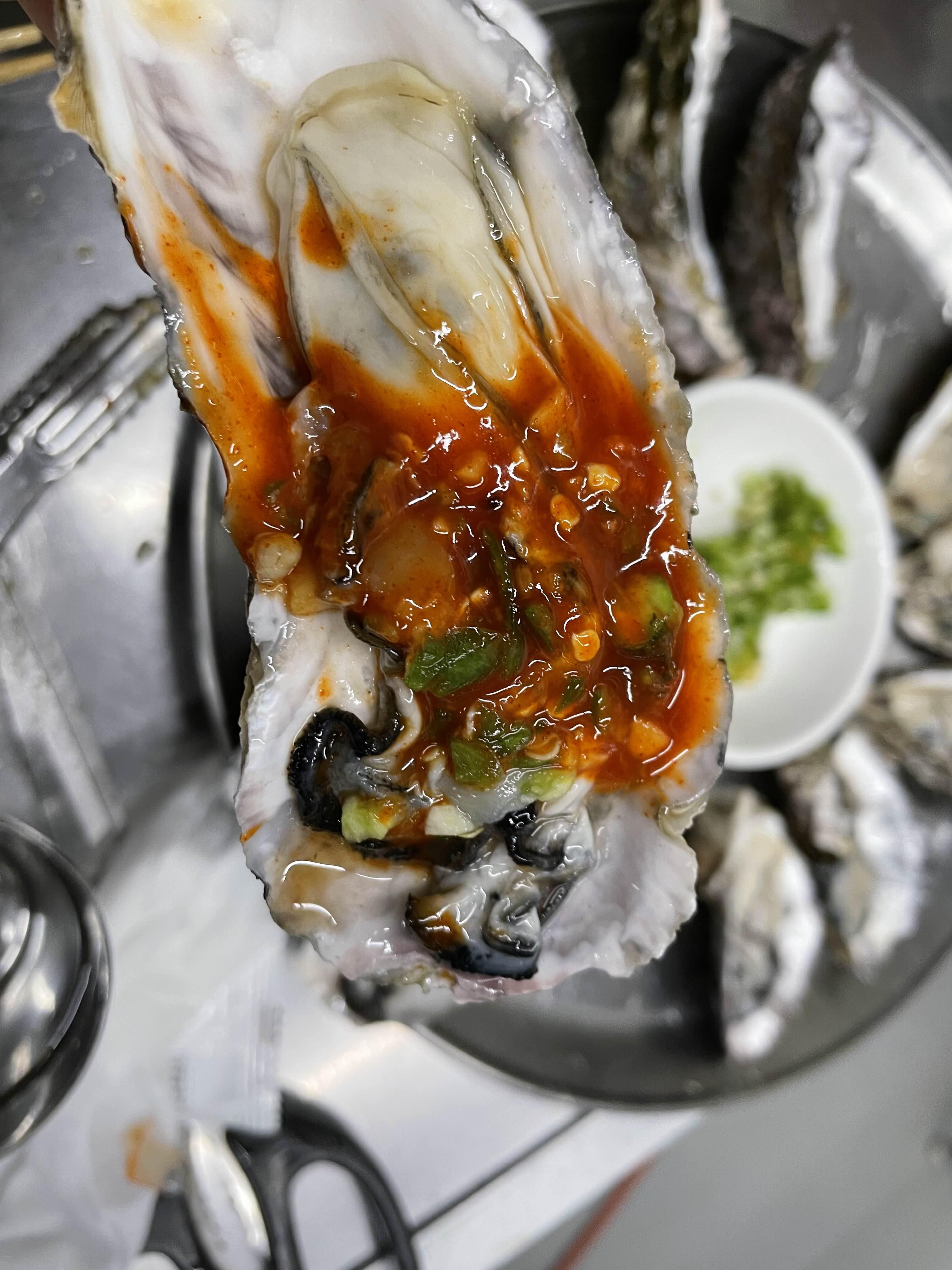 다진고추와 초장을 올린 굴회