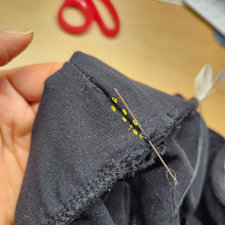 자른 면을 바느질하는 장면