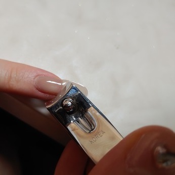 손톱깎이로-잘라주는모습