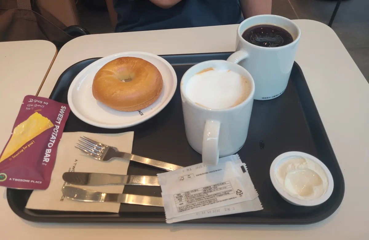 투썸플레이스매장-테이블위-아메리카노-라떼-베이글-크림치즈-고구마바