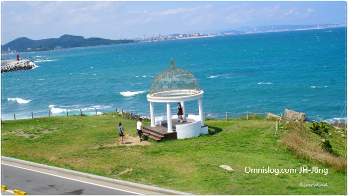 드라마 하우스 앞 잔디밭