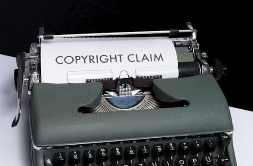 타자기에서 COPYRIGHT CLAIM이라는 문구가 적힌 종이가 인쇄 되고 있는 모습