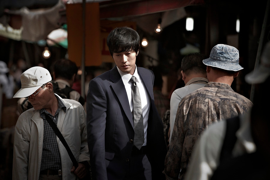 회사원의 이중생활, 감정의 균열, 그리고 탈출의 몸부