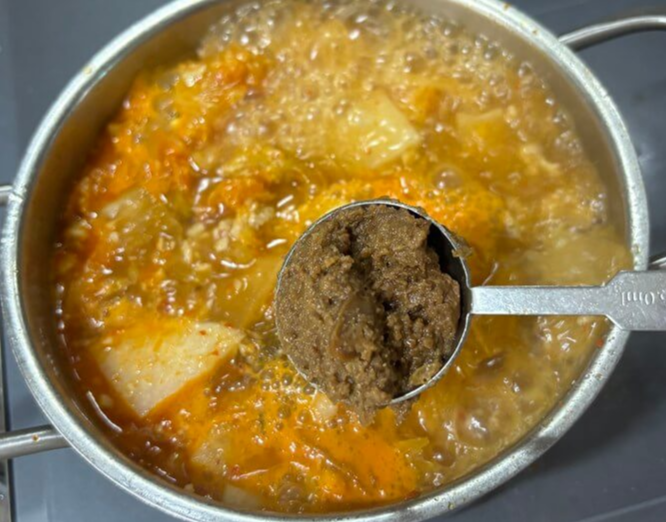 찌개에 된장 넣는 사진