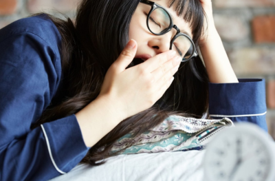 하품하는 여성