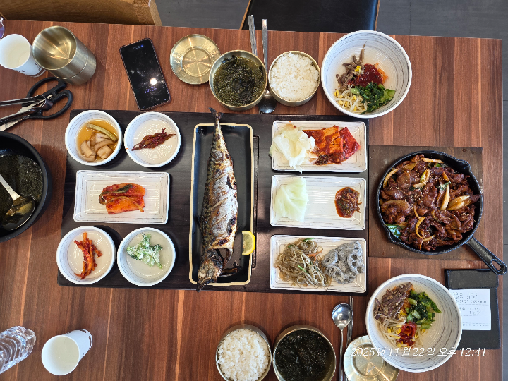 고등어, 제육, 반찬이 가득 찬 한상차림