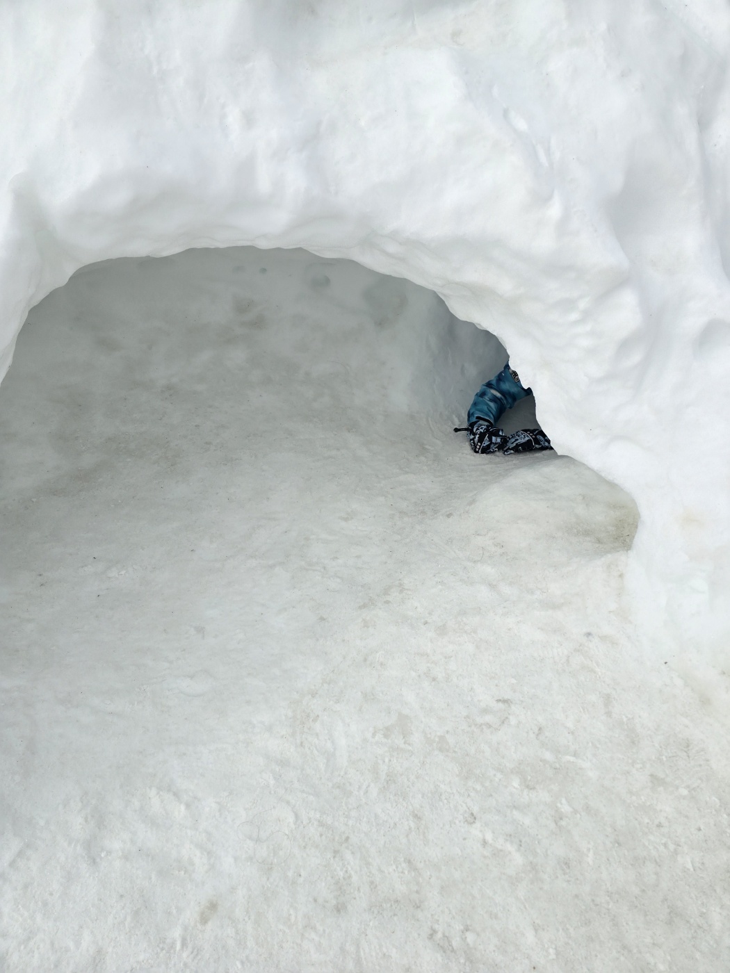 이글루처럼 눈으로 쌓인 동굴도 있어요
