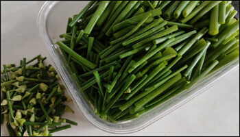 손질한 마늘종