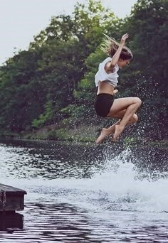 누군가에게-쫓겨-물속으로-뛰어드는-여성