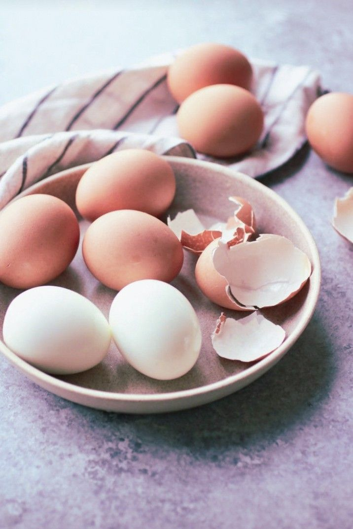 껍질을-벗긴-계란과-안벗긴-계란