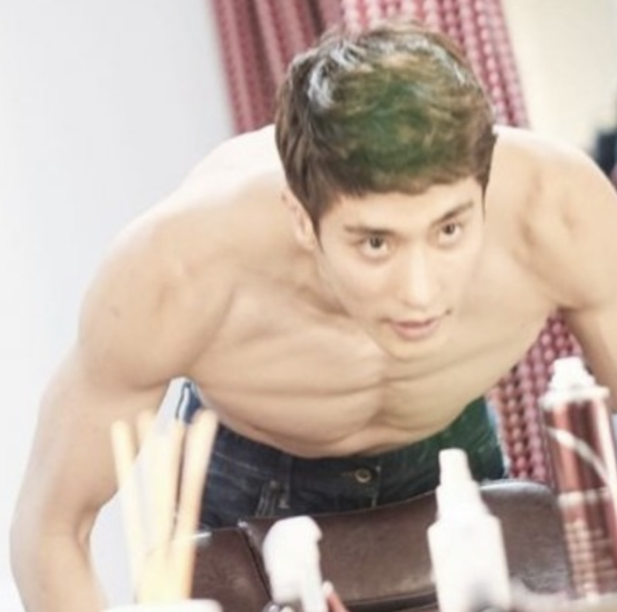 성훈 근육질