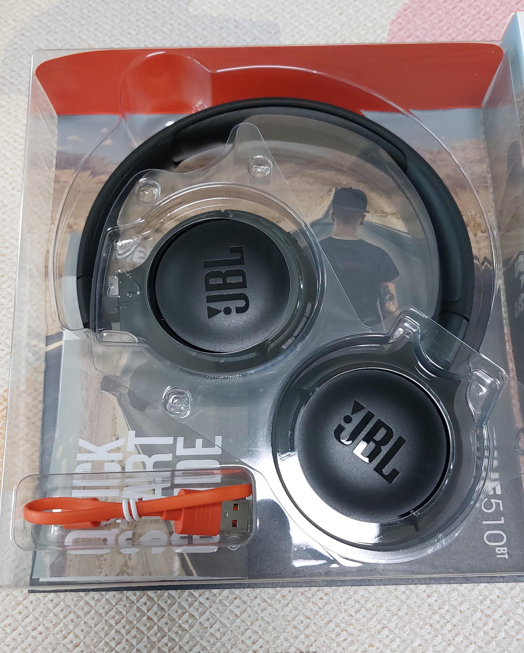 JBL TUNE 510BT 박스내용물은 본체와 충전케이블 그리고 웨렌티카드와 메뉴얼카드