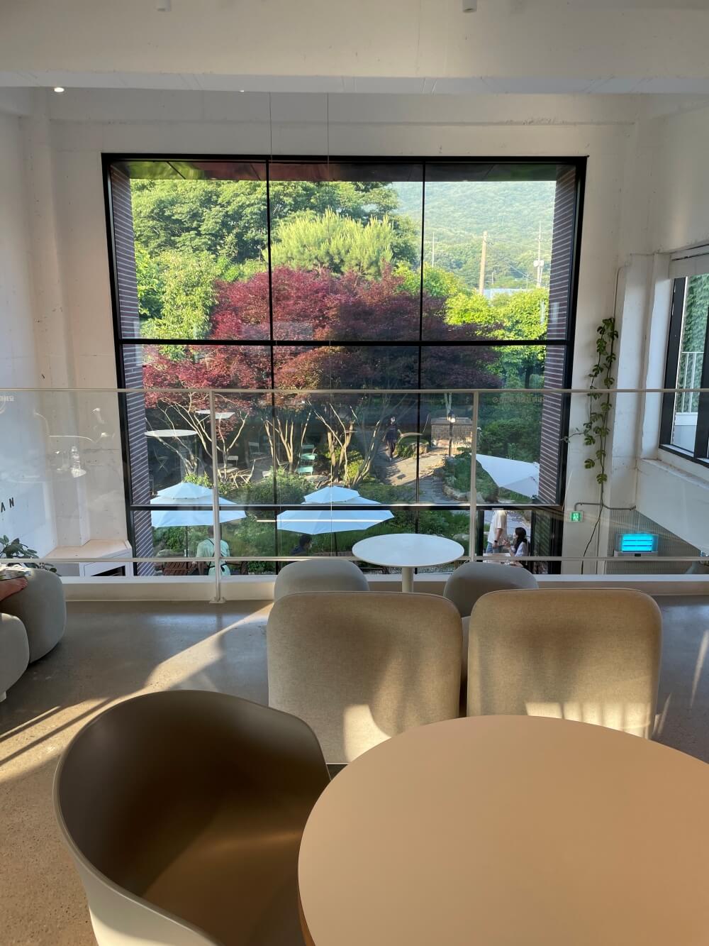 브런치-카페-뒤란-2층-매장-모습