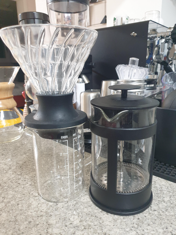 하리오 스위치가 서버에 올려져 있고 그 오른쪽에 프렌치프레스가 있다.