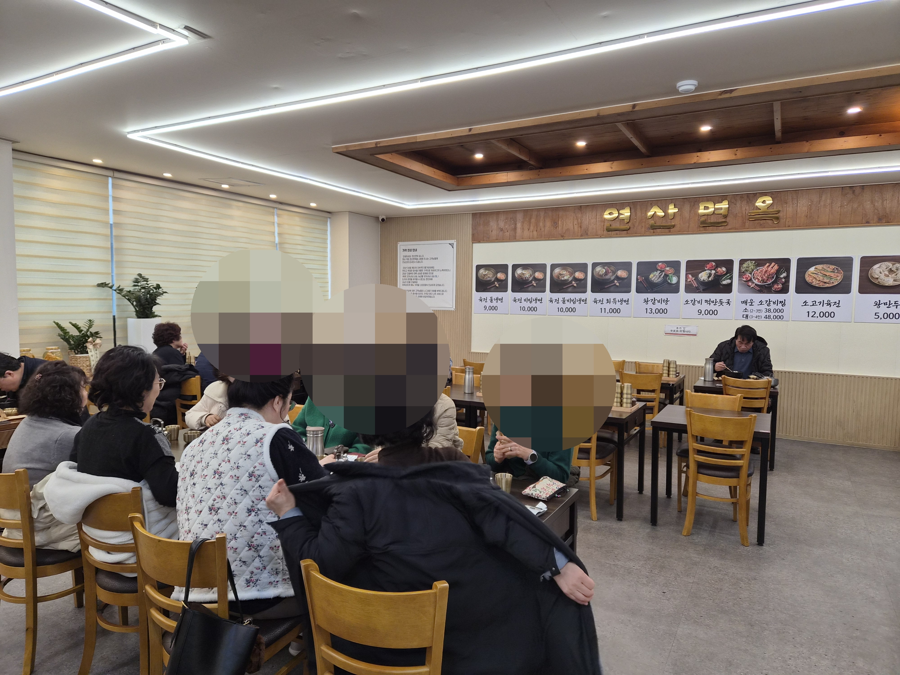 실내홀은 손님들로 인산인해입니다.