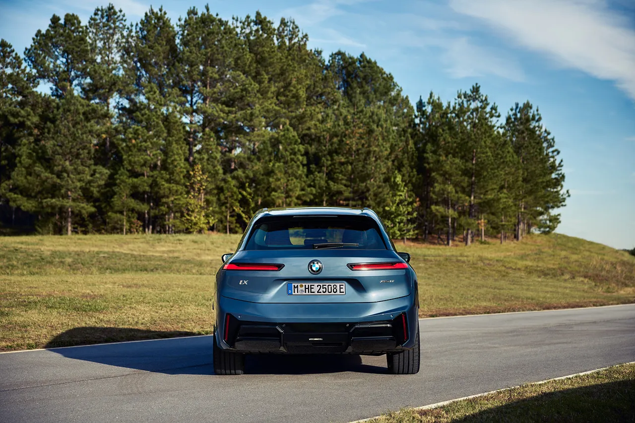 BMW iX 자동차 이미지