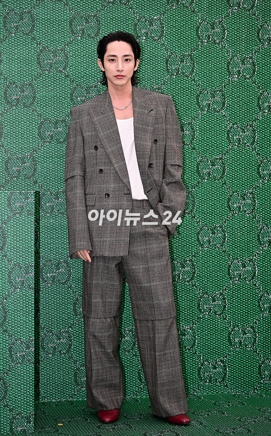 모델 이수혁이 6일 오후 서울 용산구 구찌가옥에서 열린 구찌(GUCCI) 신제품 출시 기념 행사에서 포토타임을 갖고 있다. [사진=곽영래 기자]