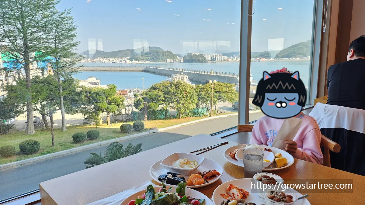 금호통영마리나 조식식당 동백 항구뷰 테이블