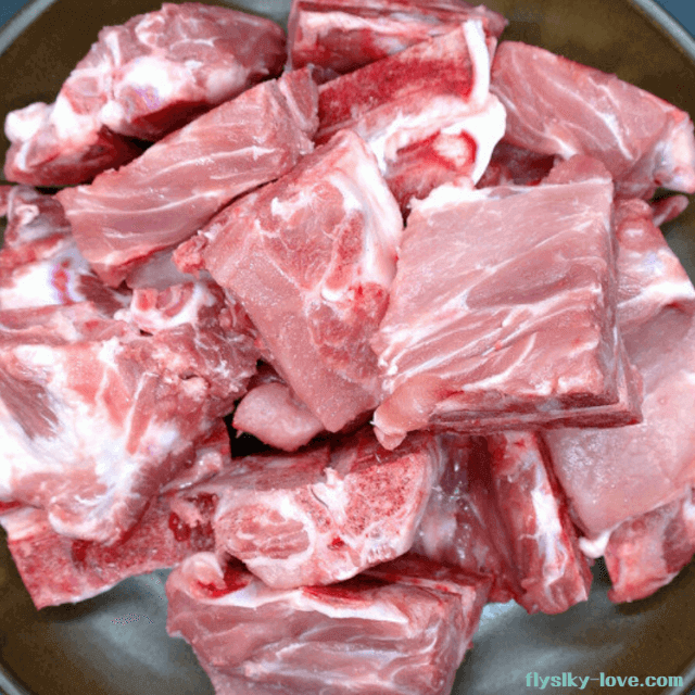 콜라겐이 풍부한 돼지 등뼈