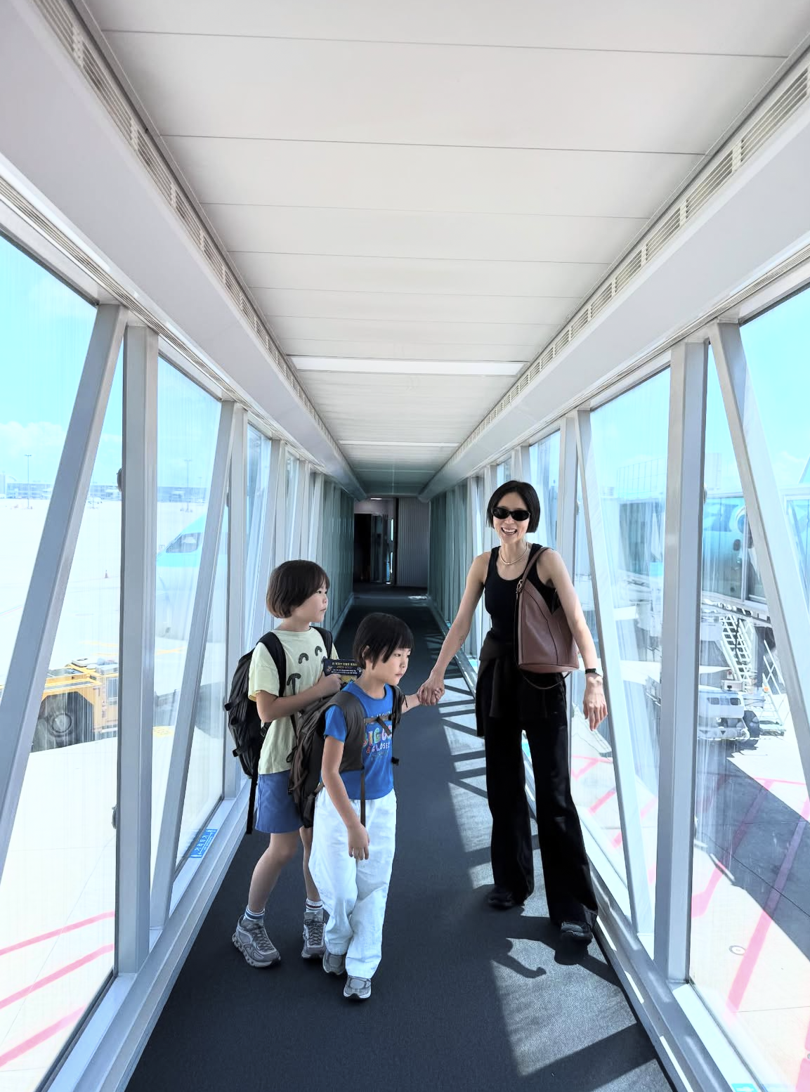 공항에서도 빛나는 블랙의 정석 – 슬리브리스 톱부터 슬랙스까지, 김나영 공항룩에서 배우는 여름 올블랙 스타일링 관련 사진