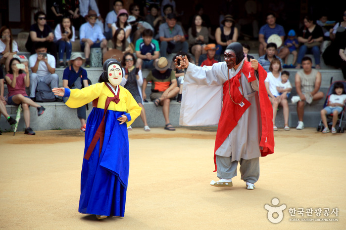 7. 안동 문화 체험 &amp; 공연 &mdash; 하회별신굿탈놀이와 안동국제탈춤페스티벌