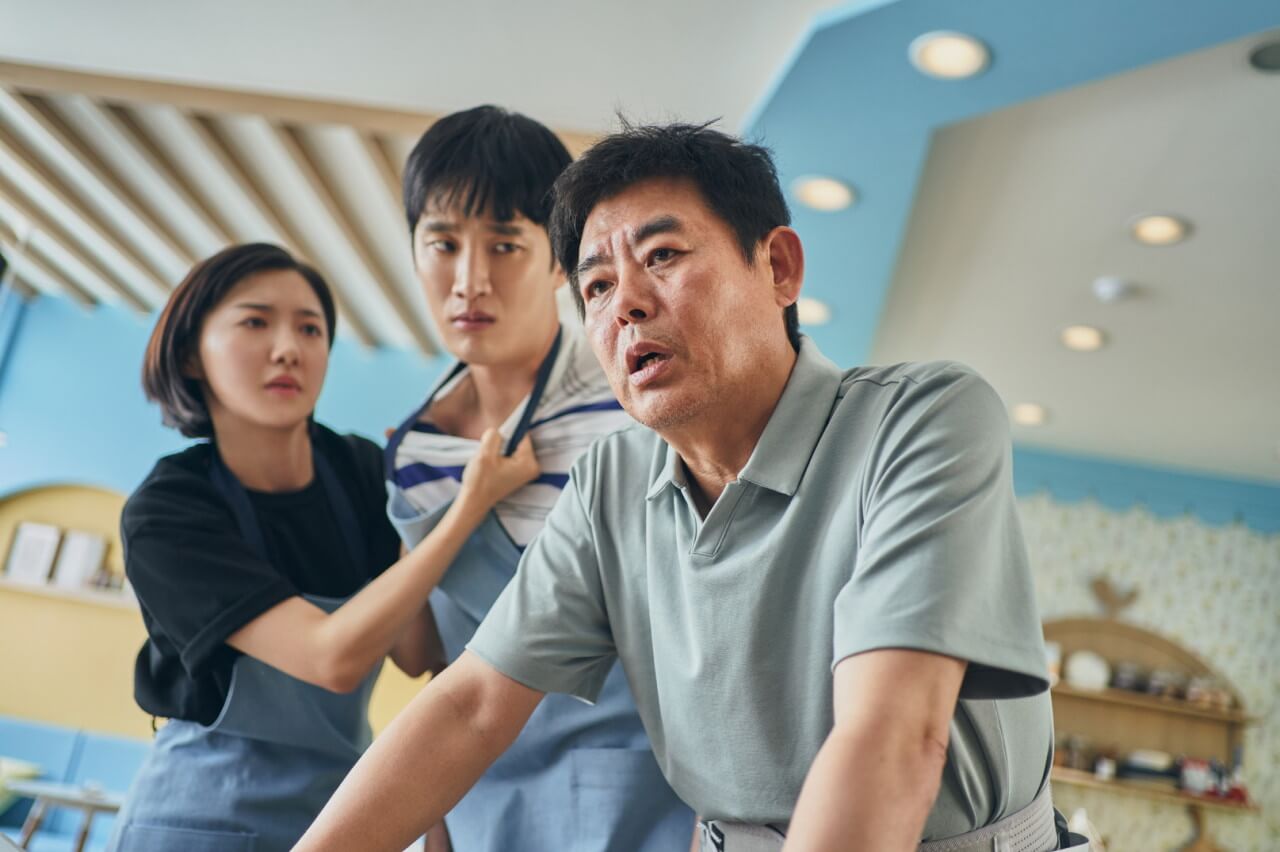 넋을 잃은 선지 아빠와 길구의 멱살을 잡고 있는 동생 아라