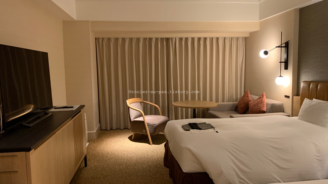 JAPAN-HOTEL-KOBE BAY SHERATON-DELUXE ROOM-FRONT