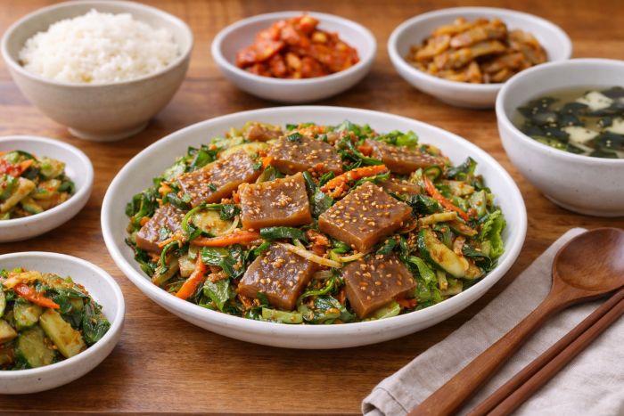 입맛 돋우는 도토리묵 무침