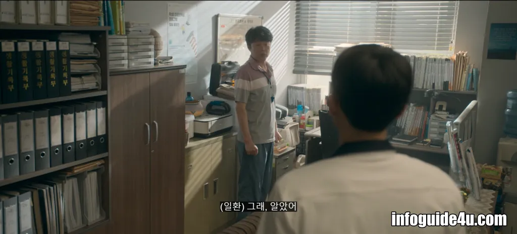 일환과 대화를 나누고 있는 강훈