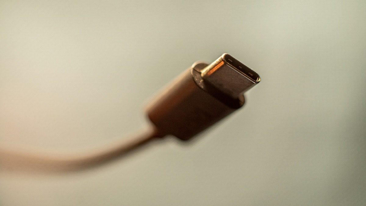 USB-C 커넥터 끝부분과 단자 모양을 가까이에서 보여주는 실제 사진