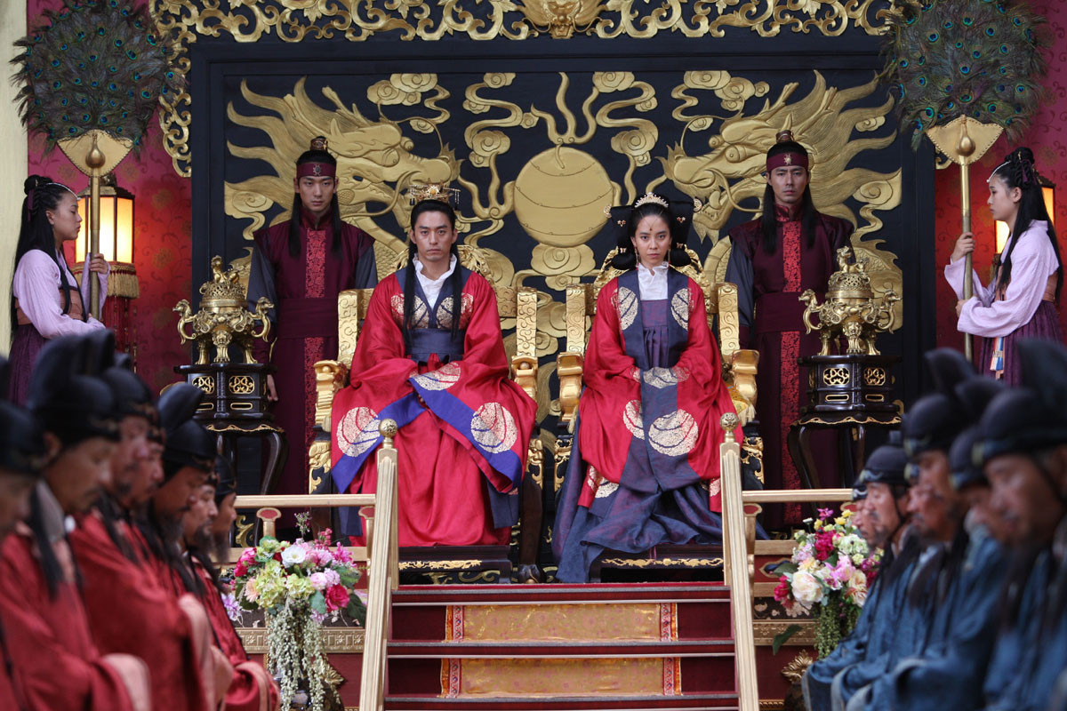 금기의 사랑, 권력의 위선, 그리고 가려진 욕망의 세계 — ‘쌍화점’ 속 삼각관계, 역사 왜곡, 인간 본성