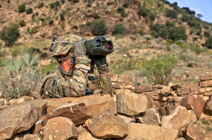 적진영을 망원경으로 살피는 정찰병