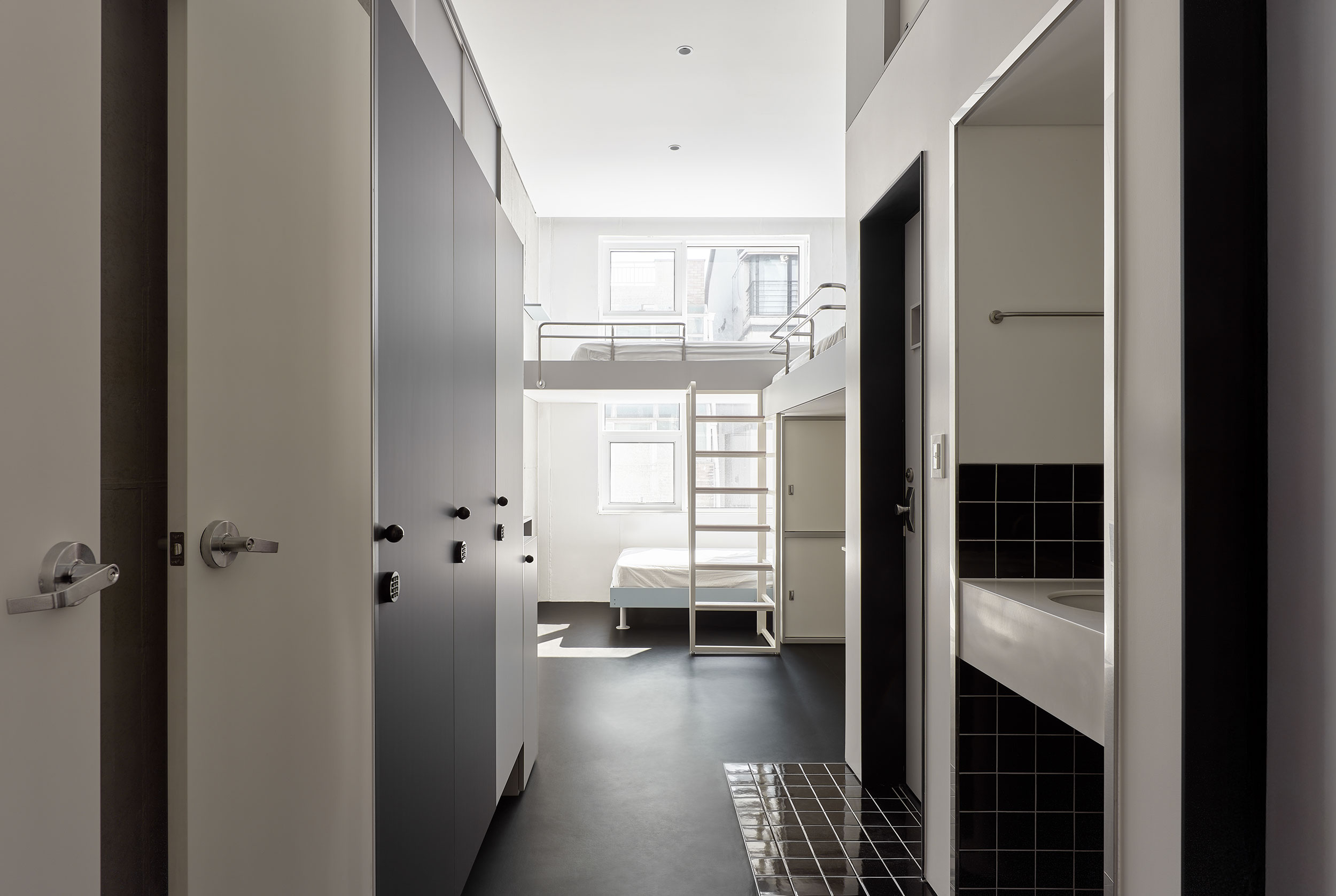 MMK 기숙사의 입구에서 바라본 내부 전경, 모던하고 간결한 디자인의 복도와 객실 내부 모습