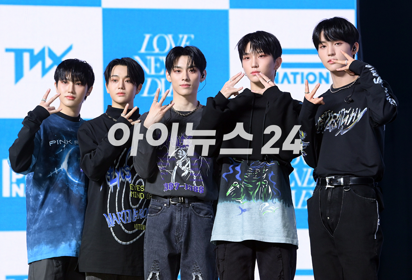 그룹 티엔엑스(TNX)가 15일 오후 서울 용산구 블루스퀘어에서 열린 TNX의 두 번째 미니앨범 '러브 네버 다이즈(Love Never Dies)' 쇼케이스에서 포토타임을 갖고 있다.