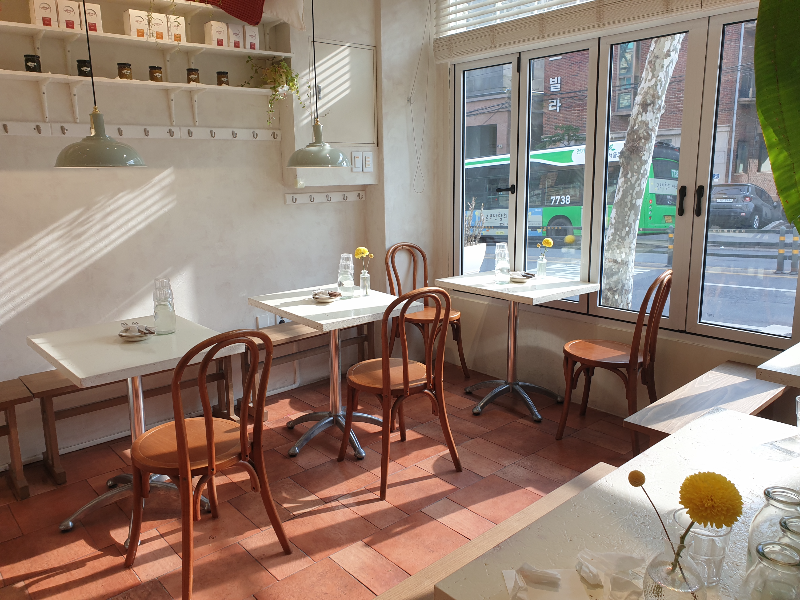 등받이 의자가 있는 안쪽 공간