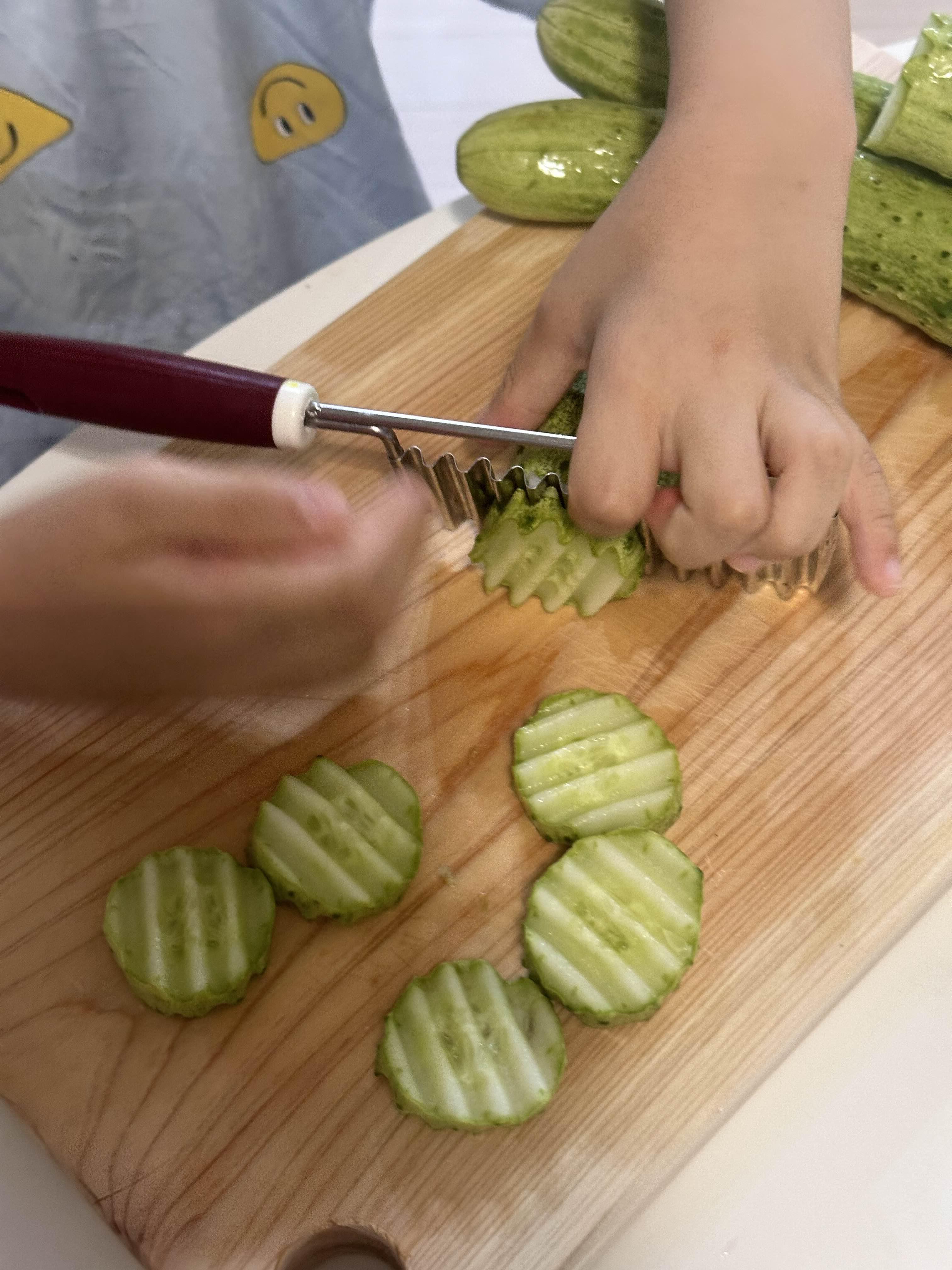 깨끗이 세척한 오이를 자르는 과정