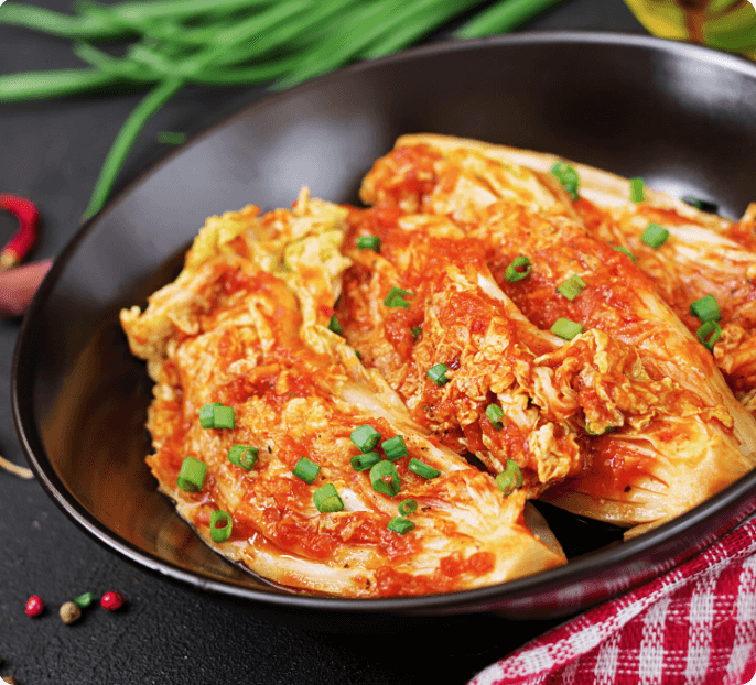 새로 담은 김치를 접시에 담아 놓은 모습