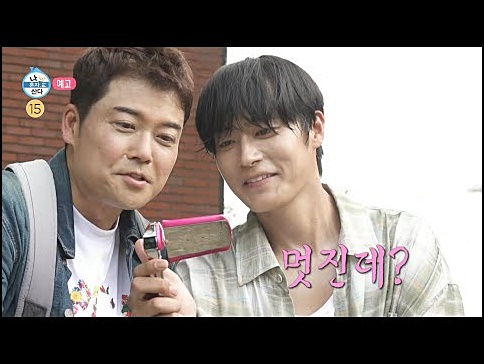 나혼자산다-전현무와-차서원-사진에-대한-이야기-하고-있는-모습