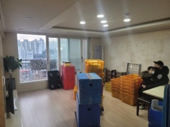 이삿짐-박스에-짐을-패킹하여-거실에-놓아두는-상황