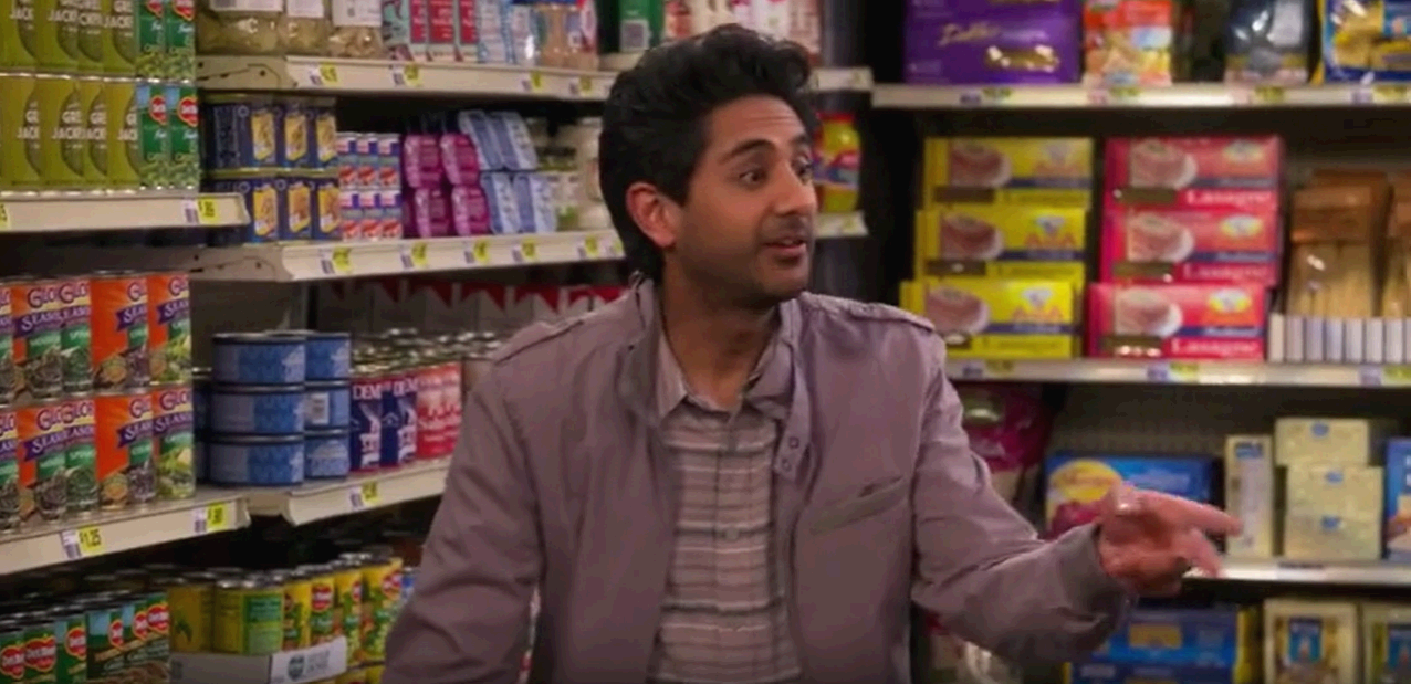 남자가 웃으면서 묻는 장면