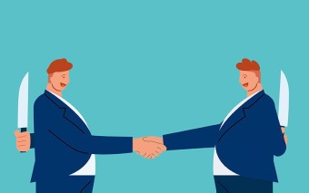 두사람이-앞에서는-서로-웃으면서-악수하지만-뒤에는-날카롭게-날이-서있는-칼을-들고있는-모습